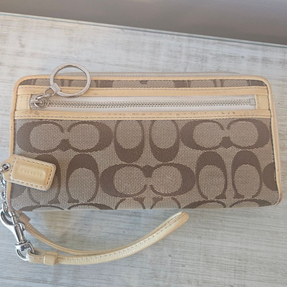 VTG COACH SIGNATURE EAST WEST JACQUARD FABRIC PATENT LEATHER WRISTLET WALLET